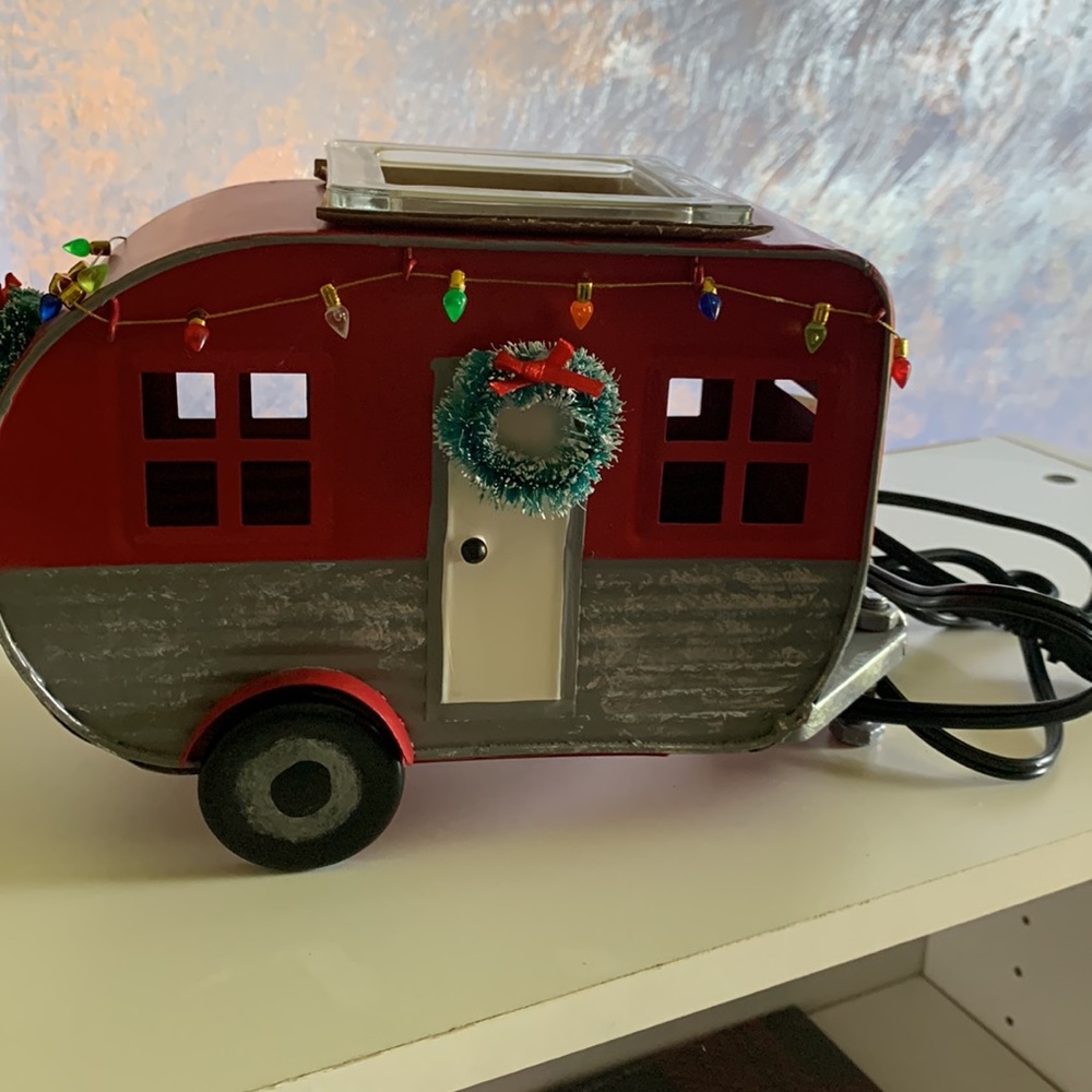 Scentsy Christmas Camper Wax Warmer. 🎄